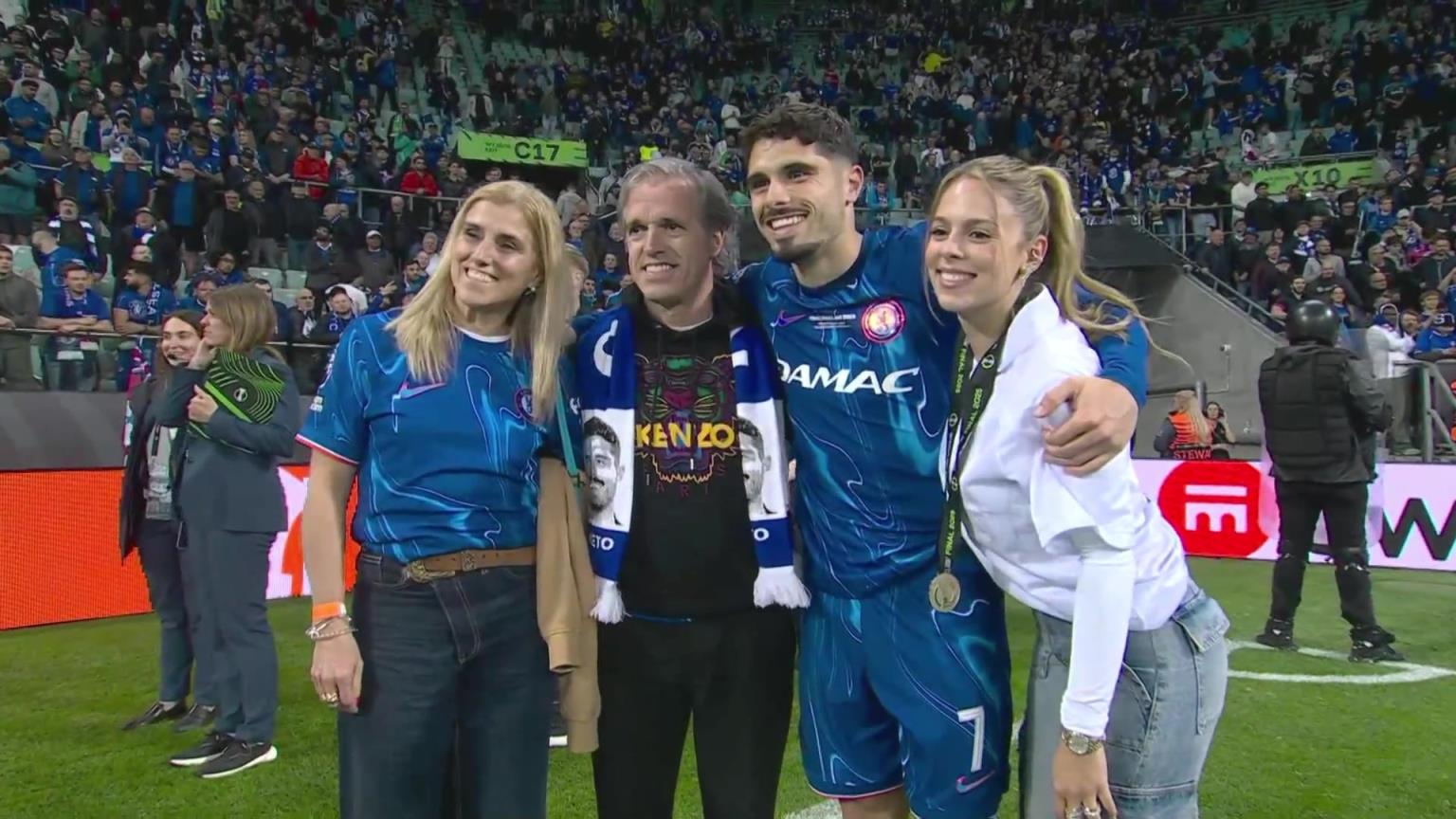 内托好福气!夺冠后高颜值女友来合照,身材相当哇塞!