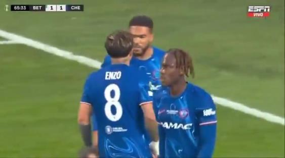 继续干!恩佐进球后给了詹姆斯一巴掌,两人顶头互相打气