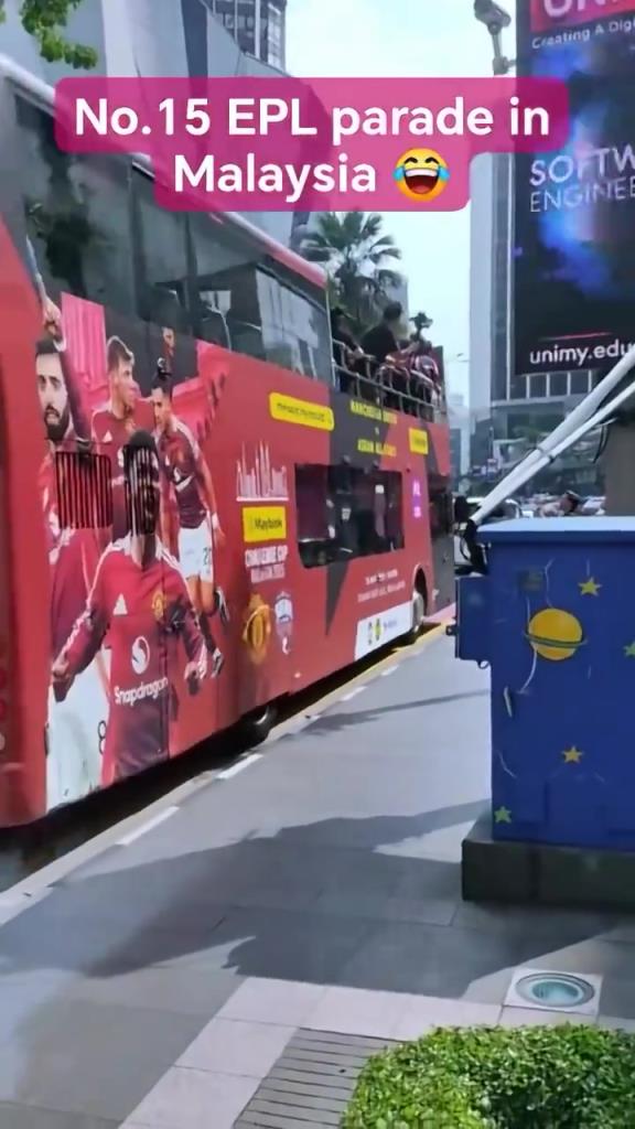 游街示众?曼联在马来西亚街头大巴游行,球迷笑喷