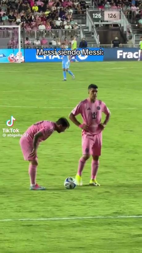 哈哈!梅西摆任意球偷偷往前挪被裁判抓包