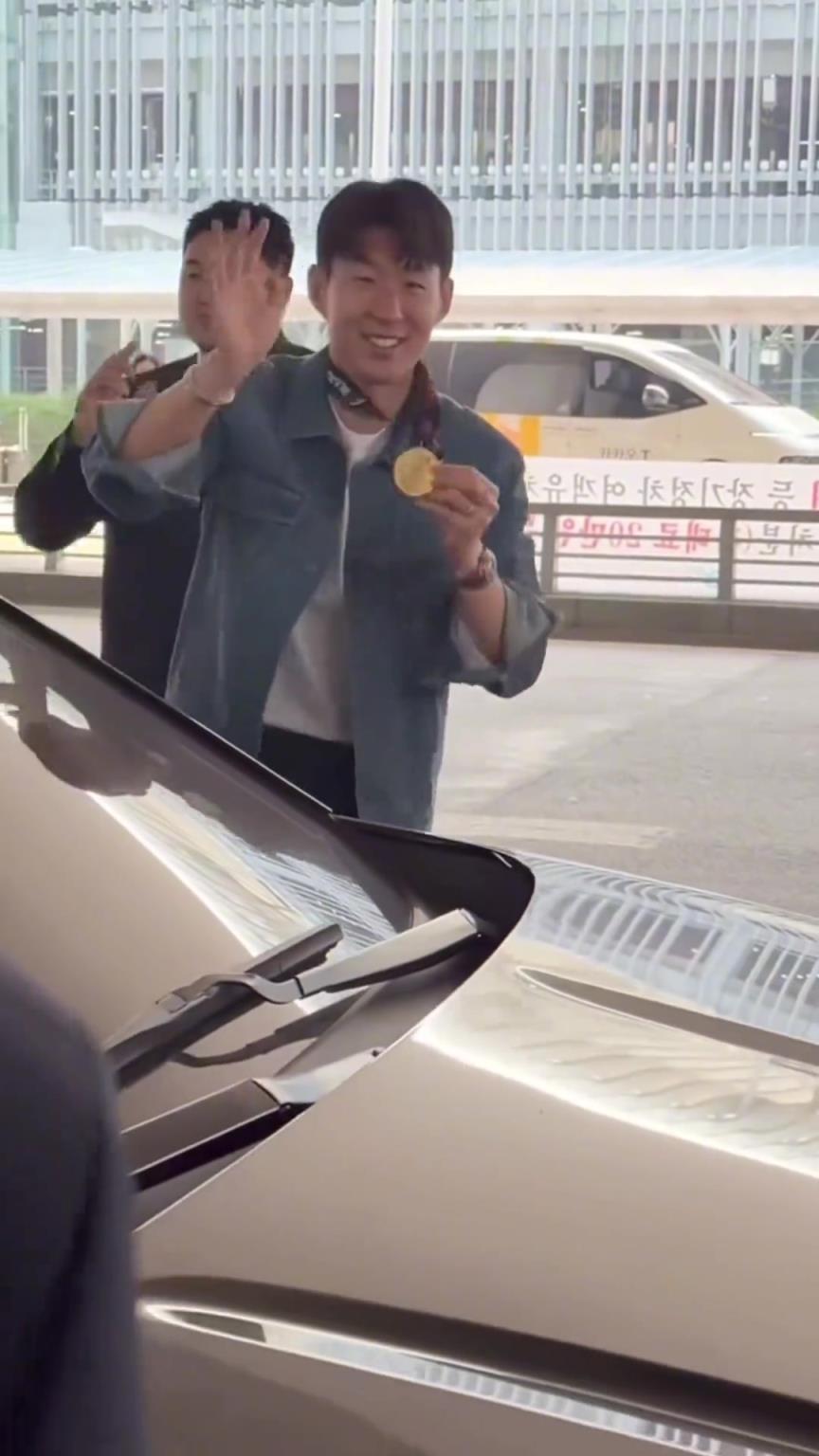 衣锦还乡!孙兴慜返回韩国,众多女球迷让其把欧联奖牌戴上