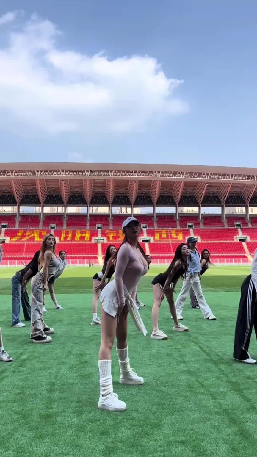 好看!在彩排的辽宁铁人啦啦队小姐姐们