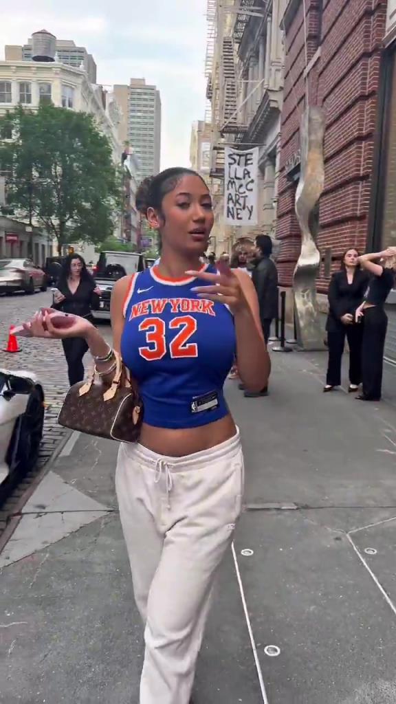 哇塞!一丰满尼克斯女球迷身穿唐斯球衣,真是太吸引眼球了