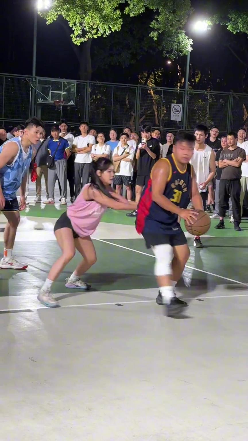 这哥们看见防自己的是女生,一个劲背打,球也不传了