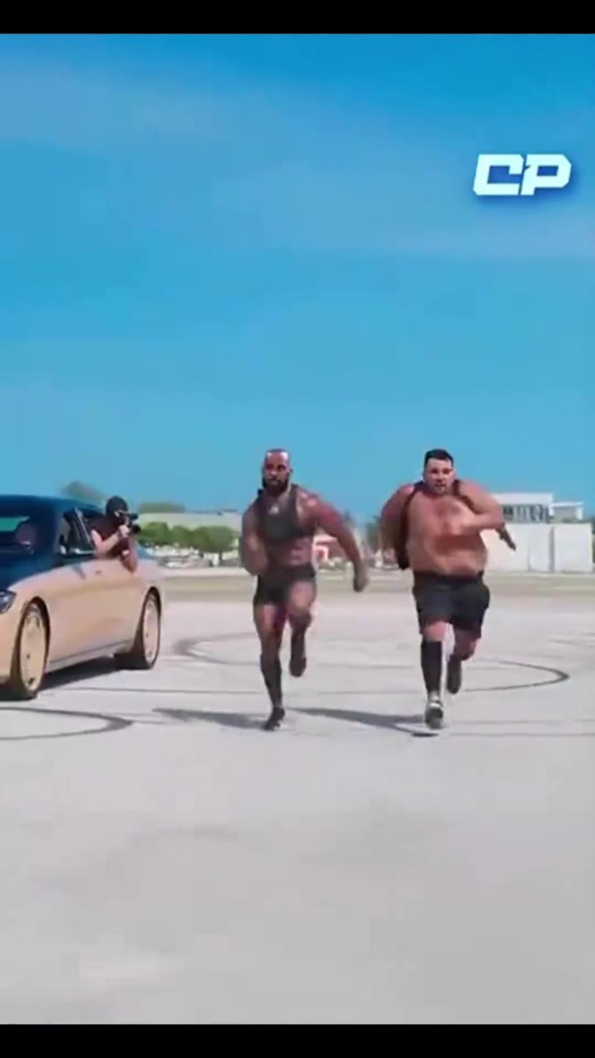 湖人球迷恶搞:休赛期詹姆斯带着东契奇练体能