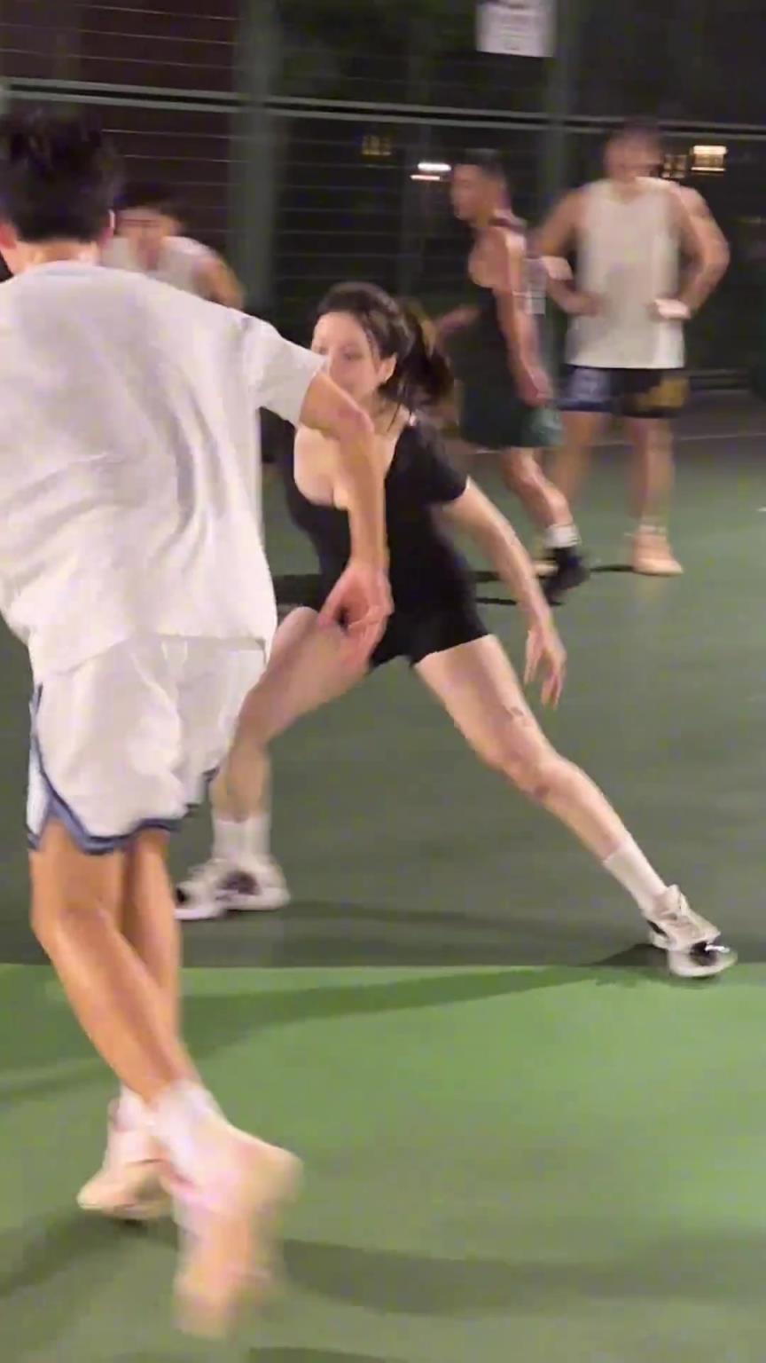 小姐姐防得真凶!瘦点的男生都拿她没办法